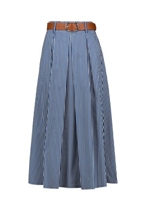 Jupe plissée à rayures verticales bleues et blanches avec une ceinture marron ornée d'une boucle ronde argentée.