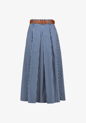 Blauer und weißer, vertikal gestreifter, plissierter Rock mit braunem Gürtel und einer runden, silberfarbenen Schnalle.