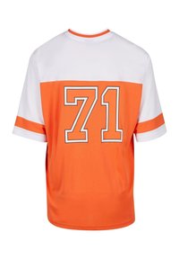 Oranžinė ir balta trumpa rankovė sportinė marškinė, su ryškiu numeriu "71" kontrastinga spalva, apvaliu kaklu ir dryžuotais akcentais.