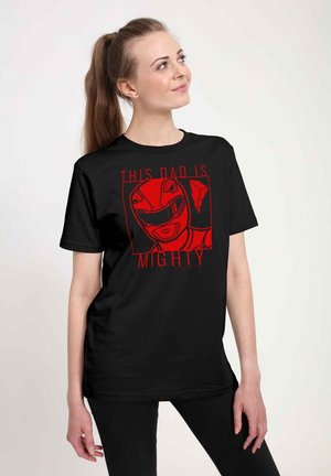 Czarny t-shirt z wyrazistą czerwoną grafiką hełmu, z napisem "TEN TATA JEST POTĘŻNY" poniżej. Krótkie rękawy, luźny krój.