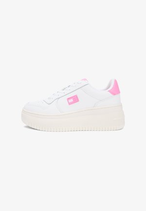 Witte leren sneakers met een gestructureerde crème platformzool, voorzien van een roze accent op de hiel en een roze decoratief logo aan de zijkant.
