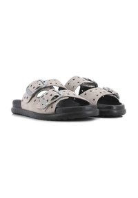 Sandalias de ante gris con dos correas ajustables, acentos de hebilla de metal, diseño perforado y una suela de goma negra con textura en la banda de rodadura.