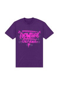 Fialové bavlněné tričko s výrazným růžovým nápisem "Los Angeles California" a abstraktními grafikami a číselnými souřadnicemi.