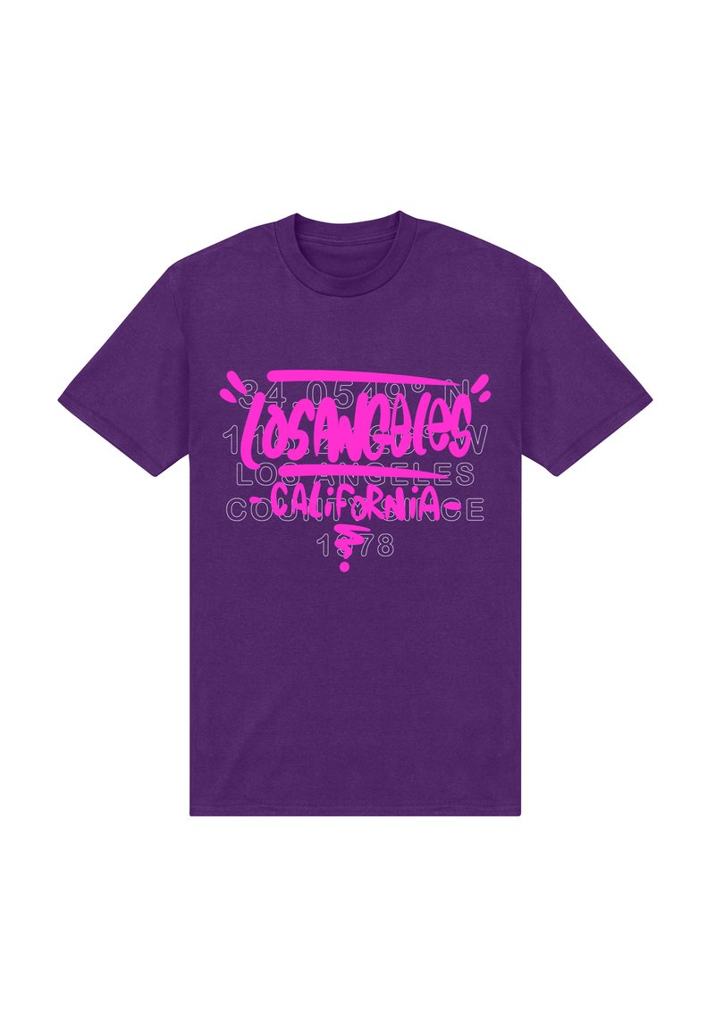 Fialové bavlněné tričko s výrazným růžovým nápisem "Los Angeles California" a abstraktními grafikami a číselnými souřadnicemi.
