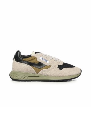 Zapatilla beige, negra y verde oliva con ante texturizado, puntera de malla y cordones, con el logo de Autry en el lateral.