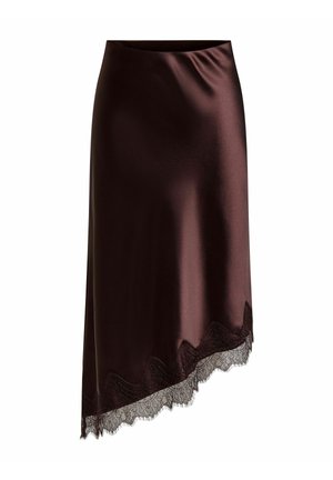 Tmavohnedá saténová midi sukňa s asymetrickým lemom a jemnou čiernou čipkovou ozdobou.