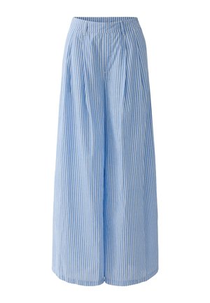 Blauw-wit verticaal gestreepte broek met hoge taille en wijde pijpen met plooien en riemlussen op een witte achtergrond.