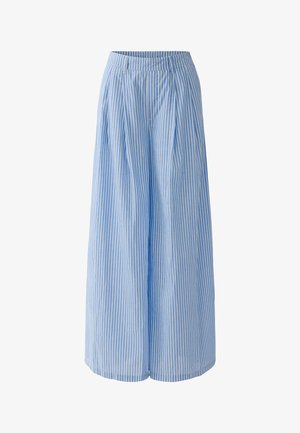 Blauw-wit verticaal gestreepte broek met hoge taille en wijde pijpen met plooien en riemlussen op een witte achtergrond.