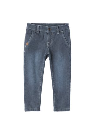 Pantalones de mezclilla azul a rayas con un diseño ajustado, bolsillos frontales y cierre de botón. Presenta costuras visibles y un detalle de etiqueta.