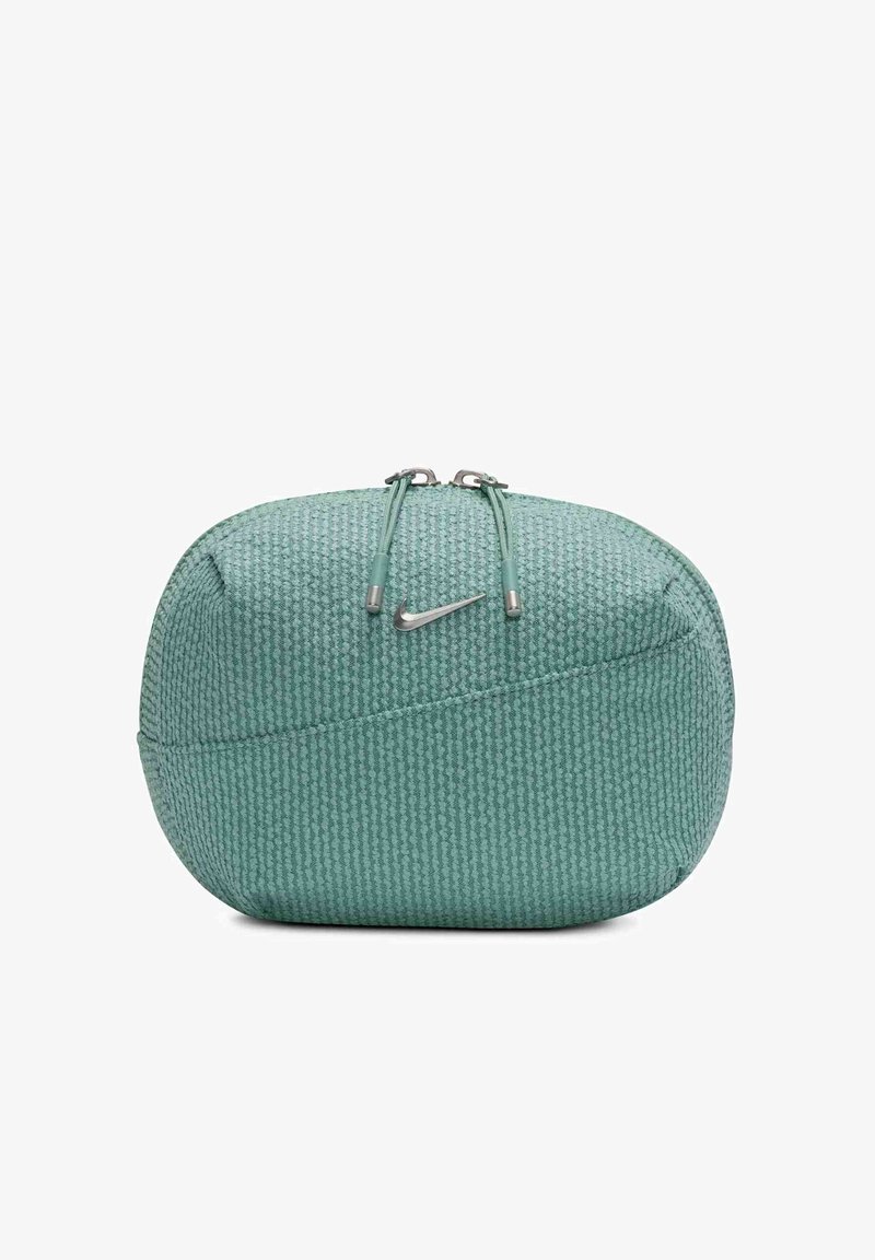 Funda rectangular verde menta hecha de material texturizado, con cierre de cremallera y herrajes plateados, y un pequeño logotipo de Nike.