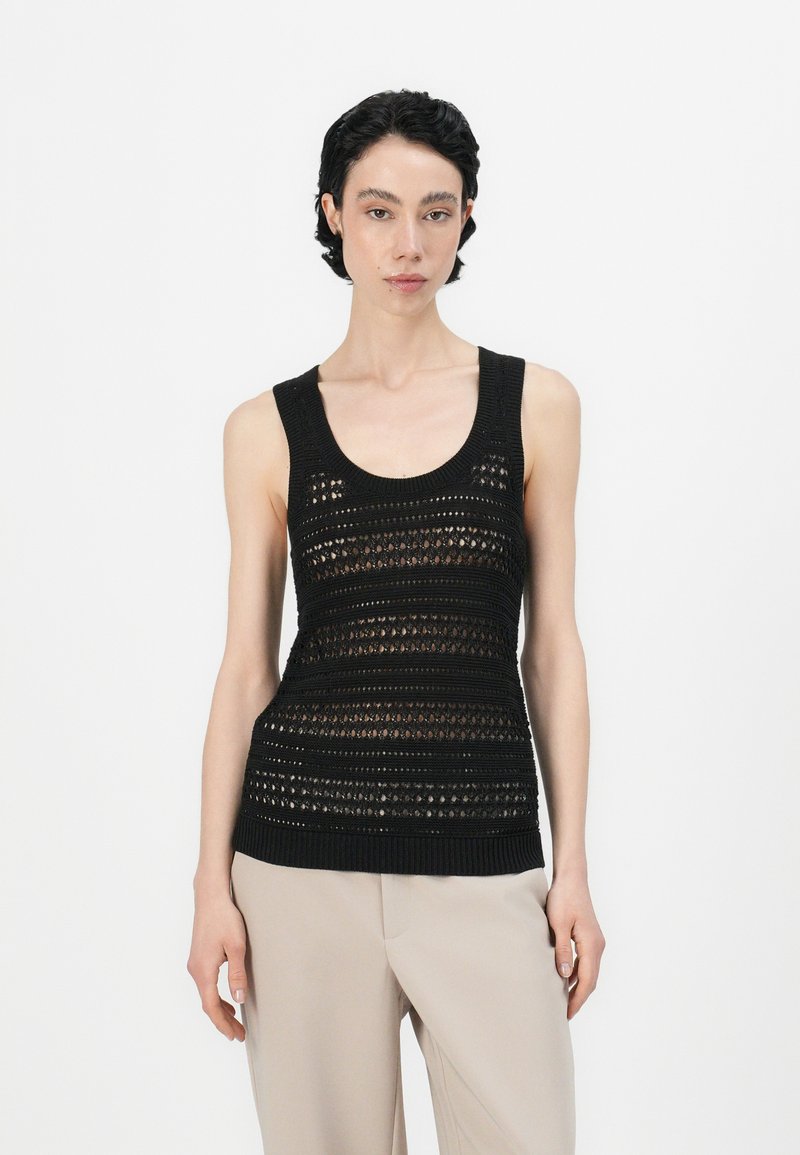 Svart strikket tanktop med ermeløs design, teksturerte striper og åpne strikkemønstre. En ribbestrikket kant fullfører utseendet.
