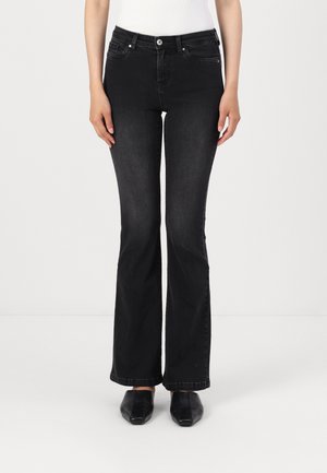 Jeans neri a palazzo con una texture liscia, vita alta, tasche anteriori e chiusura con bottone. Indossati con scarpe nere senza lacci.