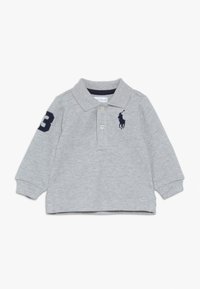 Šedá polokošile s dlouhým rukávem vyrobená z bavlny. Má námořnické logo a číslo "3" na rukávu, klasický límec a jednobarevný design.