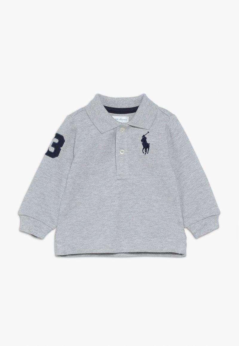 Šedá polokošile s dlouhým rukávem vyrobená z bavlny. Má námořnické logo a číslo "3" na rukávu, klasický límec a jednobarevný design.