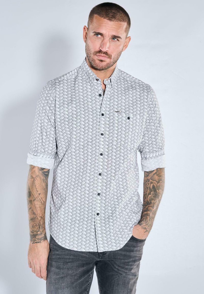 Kurzärmeliges Hemd in hellgrau mit strukturiertem Muster. Verfügt über eine geknöpfte Vorderseite, einen mittleren Kragen und schwarze Knöpfe. Wird mit dunklen Jeans getragen.