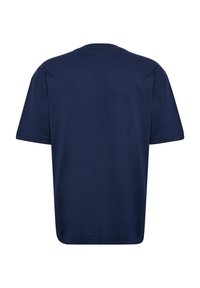 Mörkblå kortärmad t-shirt, design med rund hals, mjukt bomullsmaterial, lös passform, inga synliga mönster eller grafik, slät textur.