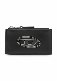 Cartera de cuero negro con un logo ovalado plateado, con cierre de cremallera y bordes cosidos. Forma rectangular compacta.