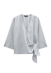 Blusa avvolgente grigia realizzata in tessuto leggero, con scollo a V profondo, maniche a tre quarti e un dettaglio con cintura in vita. Texture liscia.
