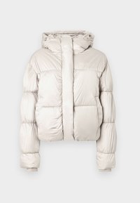 Lyse beige dunjakke med hætte, lange quiltede ærmer, frontlynlås dækket af en bred klap og ribstrikkede manchetter.