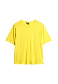 Lys gul kortærmet T-shirt med rund hals i en subtil tekstur og et lille sort label ved kanten på hvid baggrund.