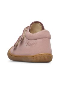 Růžová semišová dětská bota s suchým zipem a gumovou podrážkou, zobrazená ze zadní a boční strany na bílém pozadí.