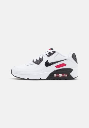 Baskets Nike Air Max blanches avec des accents noirs, dotées d'un amortissement à air visible dans la semelle, d'un dessus texturé et de détails rouges sur les côtés.