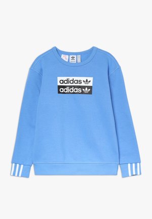 Lyseblå Adidas-sweatshirt med sort og hvid logo-rektangel på brystet og hvide tre-stripe detaljer på ærmekanterne, lange ærmer, rund hals.