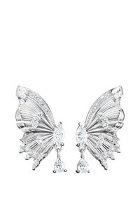 Silberne Ohrringe in Schmetterlingsform, die mehrere klare Edelsteine, darunter birnen- und rundschliff, mit strukturierten Details auf den Flügeln zeigen.
