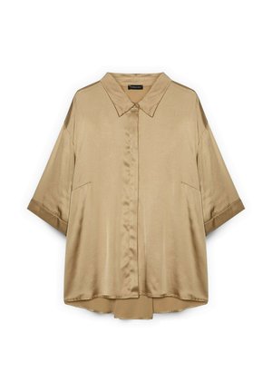 Camisa oversize color beige de tejido suave, con cuello de punta, mangas cortas y dobladillo recto, que cuenta con dos bolsillos en la parte delantera.