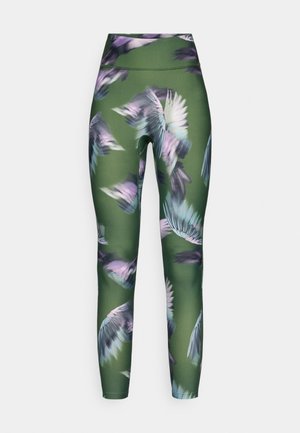 Zöld, magas derekú leggings, lila és kék madárszárny mintával. Sima, rugalmas anyag; testhezálló design; bokáig érő.