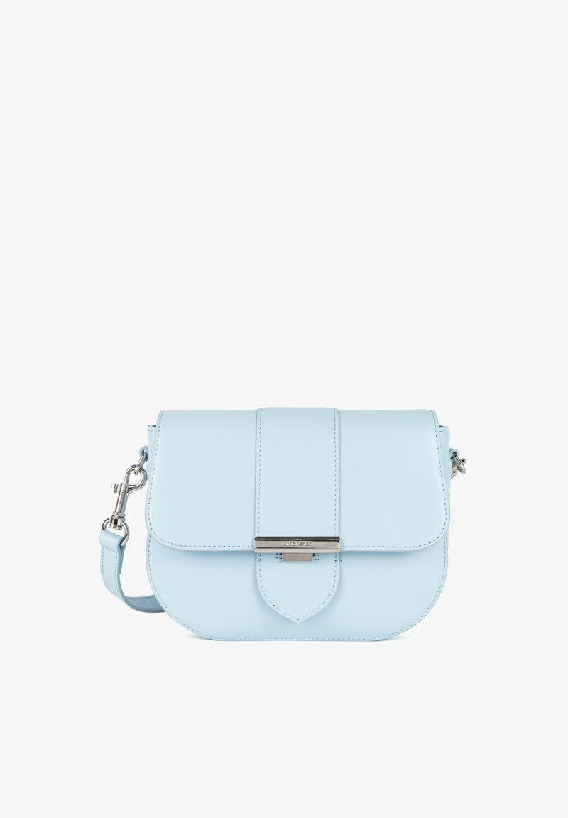 Lichtblauwe leren schoudertas met een klep-sluiting, zilverkleurige hardware en een strakke rechthoekige vorm. Gladde textuur met gestikte accenten.