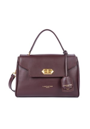 Sac à main en cuir bordeaux avec une poignée supérieure et une bandoulière réglable. Présente un fermoir doré et des accents de logo. Texture lisse.