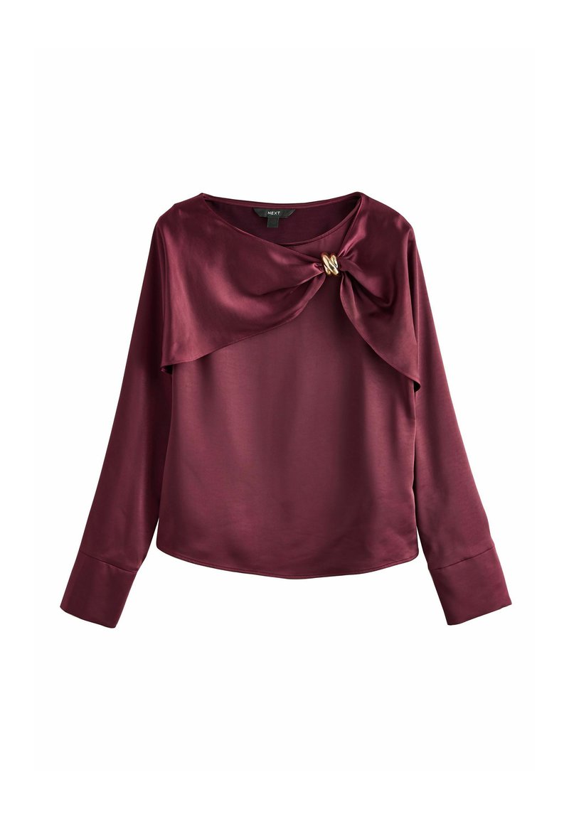 Bordeaux langærmet blouse med draperet front, satinmateriale, rund halsudskæring og en guldfarvet knude detalje i midten.