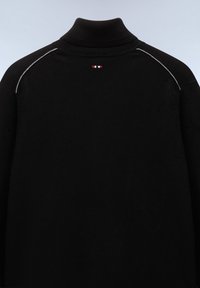 Zwart coltrui met zilveren stiksel langs de schouders en een klein, rood, wit en blauw logo op de achterkant van de hals.