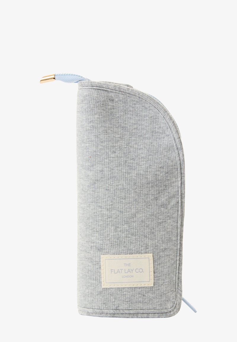 Grå rulle-organisator i stoff med ribbet tekstur, avrundede hjørner og en lys blå glidelåstrekk. Har en sydd etikett med merkevarenavnet.