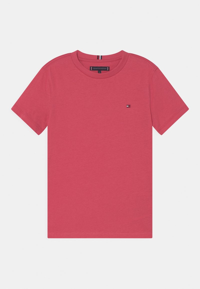 Rotes T-Shirt mit kurzen Ärmeln und Rundhalsausschnitt, mit kleinem Tommy Hilfiger Logo auf der linken Brust und einem Etikett im Kragen.