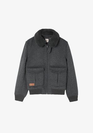 Veste en laine grise avec un col en fausse fourrure, fermeture éclair à l'avant, deux grandes poches poitrine et poignets côtelés. Elle présente un patch en cuir de la marque en bas.