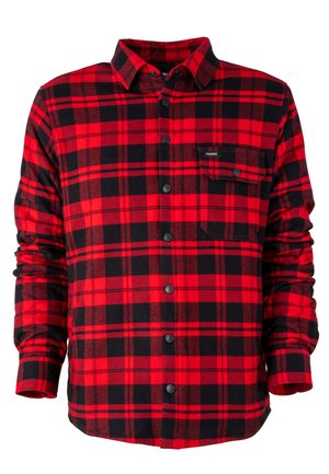 Camisa de franela a cuadros en rojo y negro con cierre de botones, mangas largas y un bolsillo en el pecho. La tela parece suave y texturizada.