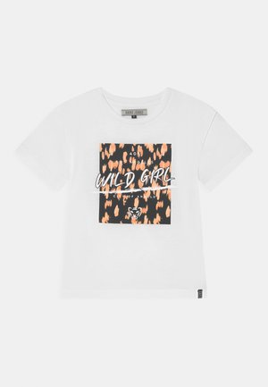 Witte katoenen t-shirt met een zwart en oranje graphic print. Heeft vetgedrukte tekst "WILD GIRL" in het midden en een klein logo onderaan.
