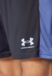 Under Armour CHALLENGER - Sport rövidnadrágok - black/celeste