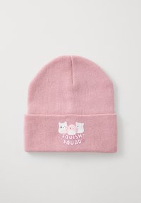 Bonnet en tricot rose avec un revers affichant un graphique de trois personnages de dessin animé et le texte "Squish Squad" dans une police ludique.