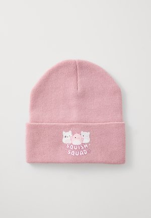 Vaaleanpunainen neulepipo, jossa taitettu reuna, esittelee kolmen sarjakuvahenkilön graafista kuvaa sekä tekstin "Squish Squad" leikkisässä fontissa.