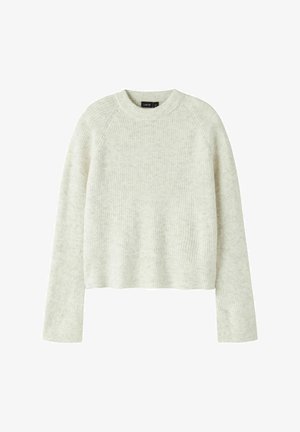 Šviesiai pilkas, su pynėmis megztas megztinis su apvalia iškirpte ir ilgomis raglaninėmis rankovėmis. Minkšta tekstūra, trumpas ilgis, subtilus margas raštas.