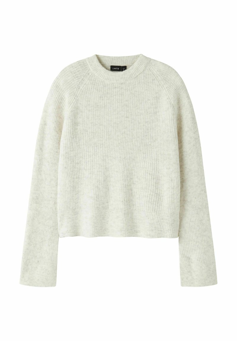 Hellgrauer, gerippter Strickpullover mit rundem Ausschnitt und langen Raglanärmeln. Weiche Textur, kurze Länge, dezentes meliertes Muster.