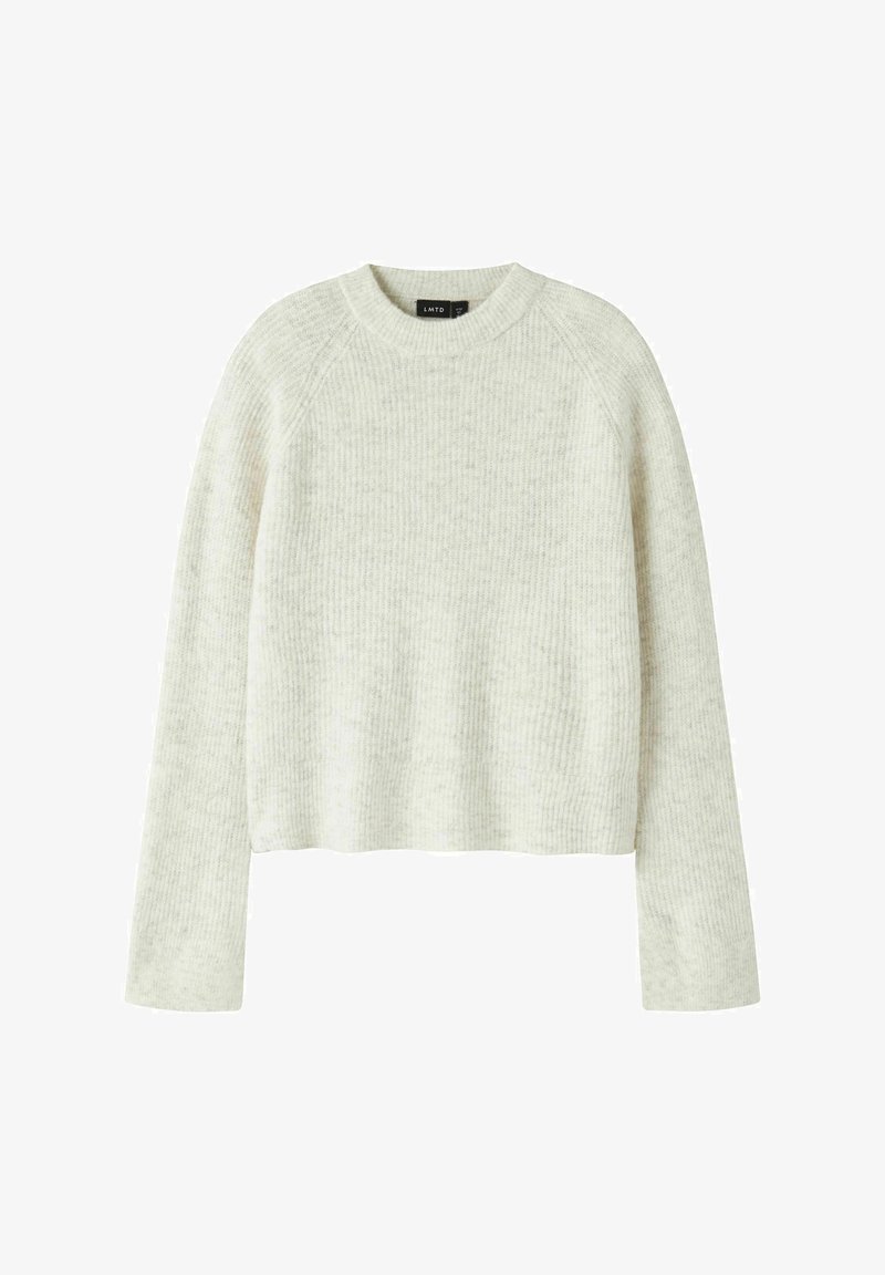 Hellgrauer, gerippter Strickpullover mit rundem Ausschnitt und langen Raglanärmeln. Weiche Textur, kurze Länge, dezentes meliertes Muster.