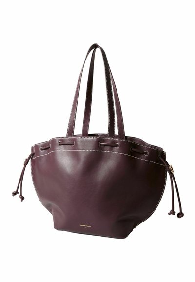 Borsa tote in pelle bordeaux scuro con doppio manico, chiusura con cordoncino e dettagli di cucitura bianca lungo la parte superiore. Texture liscia, forma arrotondata.