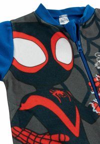 Tuta con zip per bambini caratterizzata da un design di personaggio nero e grigio con accenti rossi. Maniche blu realizzate in morbido materiale in pile.