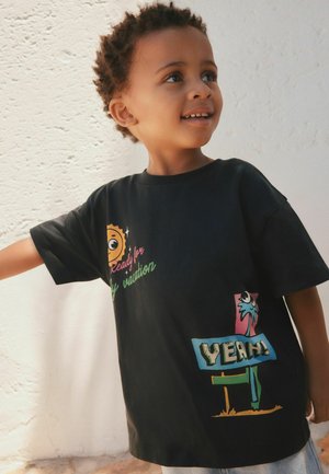 Next, REGULAR FIT - SHORT SLEEVE BACK PRINT T-SHIRT  . - T-Shirt print - black retro motel oversized