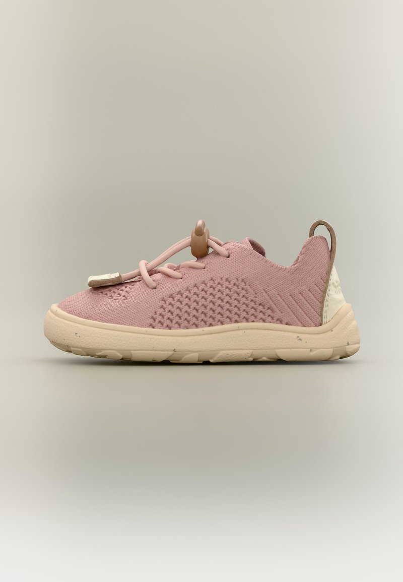 Baskets en tricot rose clair avec motif en maille texturée, semelle beige, lacets élastiques avec arrêt, et languette de traction au talon, vues de profil.