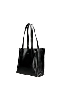 Černá kožená taška s dvěma dlouhými popruhy, hladkým povrchem a zipovou boční kapsou. Na přední straně se nachází decentní logo.